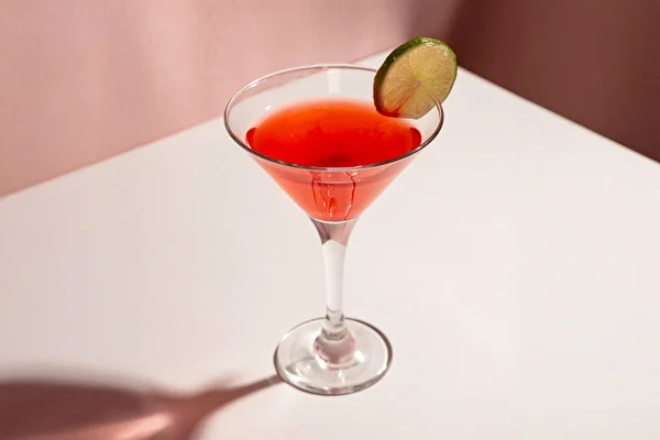 Cosmopolitan: un cóctel atemporal en versión casera