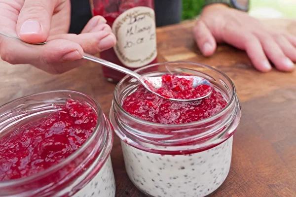Pudín de chía de coco con mermelada de frambuesa