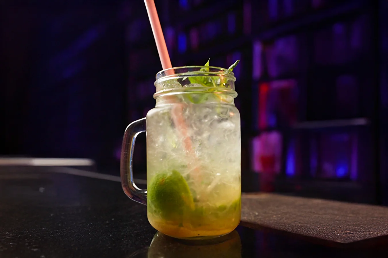 Nojito - bebida refrescante y sin alcohol con lima y menta