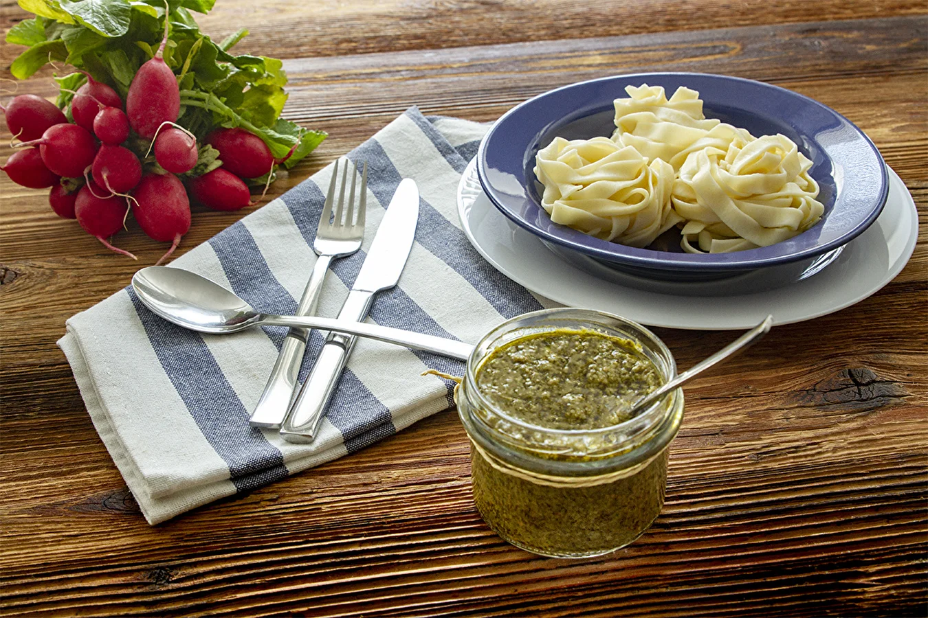 Pesto de hojas de rábano