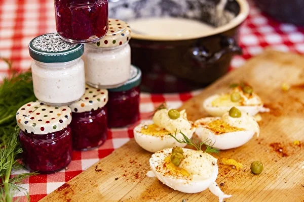 Acompañamientos caseros para la mesa de Pascua: ćwikła, rábano picante y mayonesa!