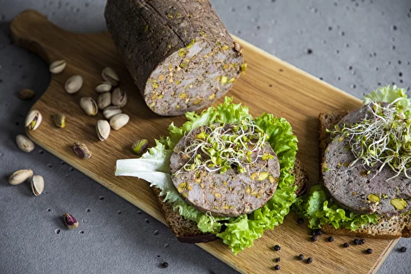 Muslo de pavo con pistachos - cocedor de jamón