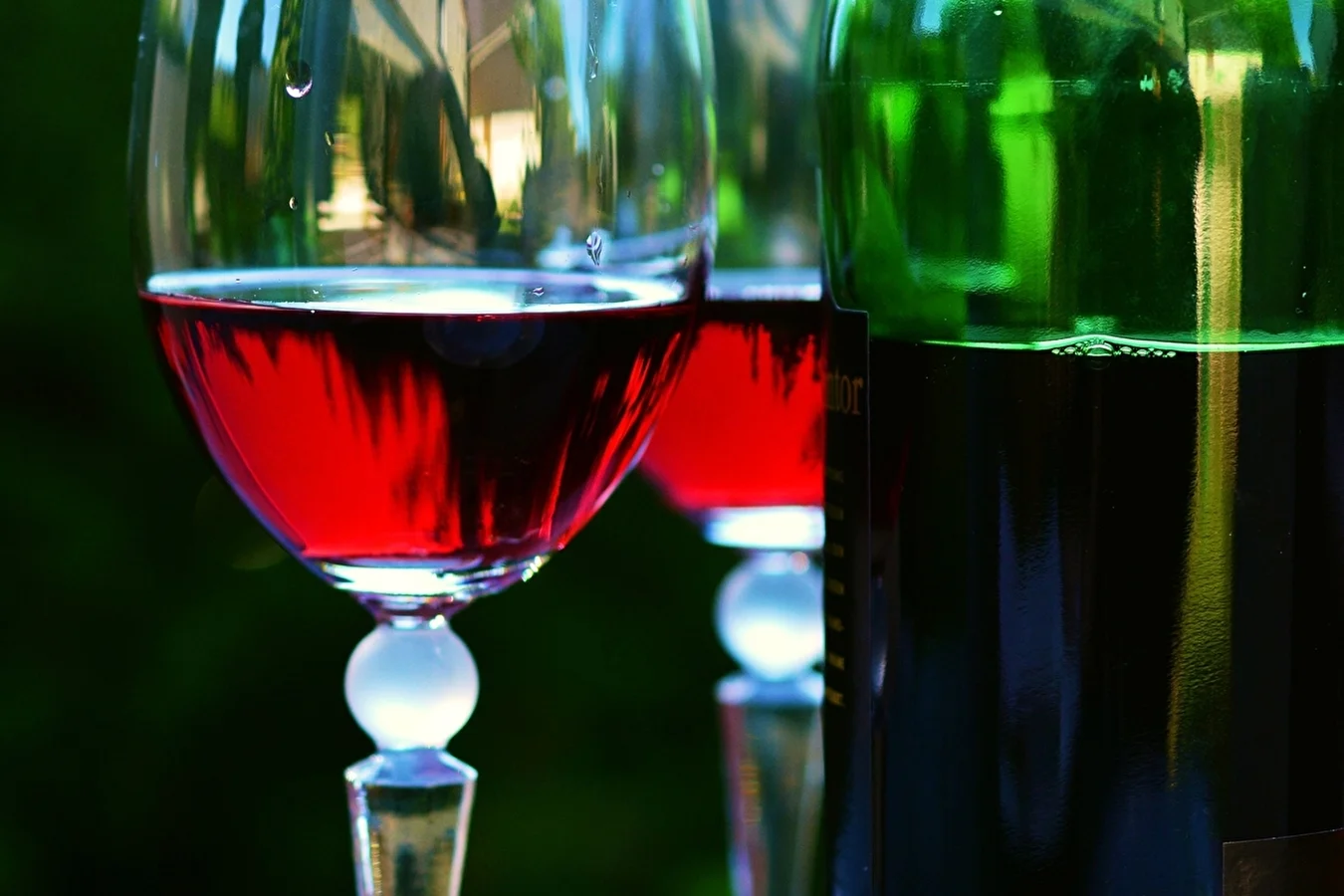 Vino casero de cerezas y grosellas espinosas