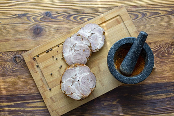 Aguja de cerdo en cocedor de jamón