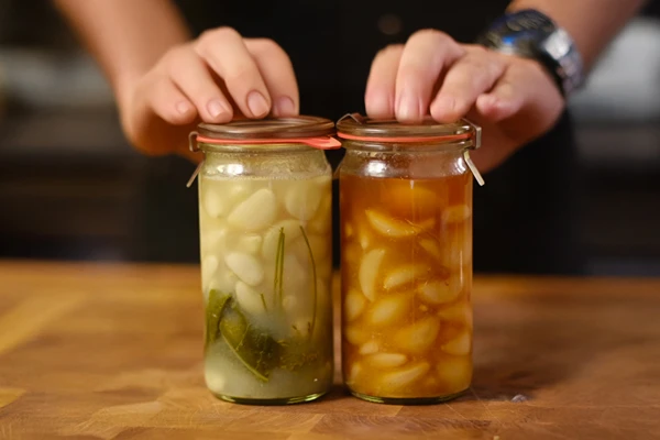 Ajo fermentado al estilo polaco tradicional y al estilo asiático – dos maneras de elaborar conservas aromáticas