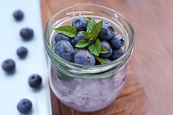 Avena nocturna con mermelada de arándanos: desayuno rápido y saludable