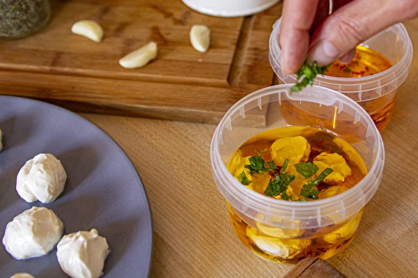 Bolitas de yogur en aceite de oliva con especias