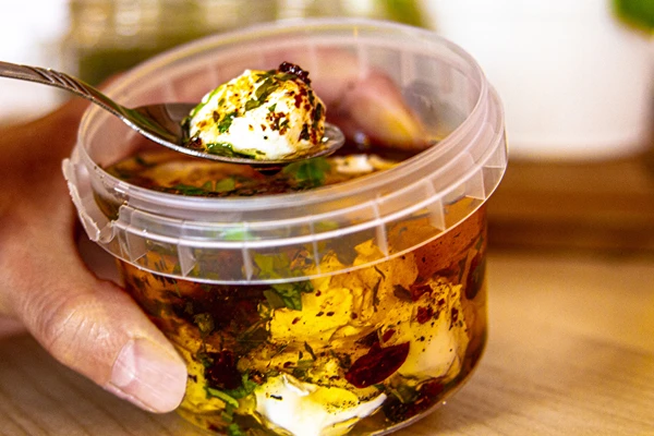 Bolitas de yogur en aceite de oliva con especias