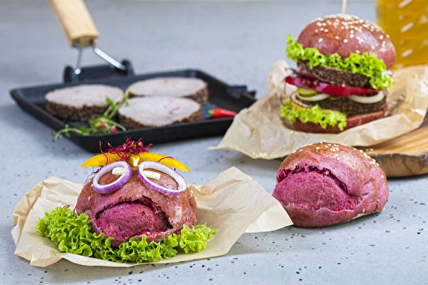 Bollitos rojos con remolacha