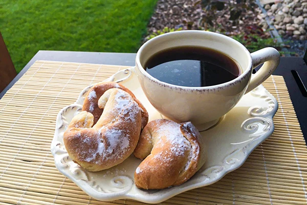 Cruasanes de levadura con mermelada