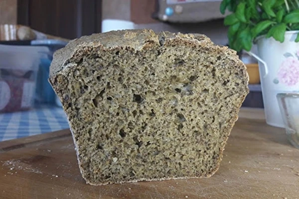 Domowy bezglutenowy chleb z mąką konopną