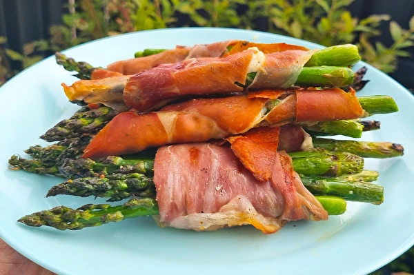 Espárragos verdes envueltos en jamón de Parma a la parrilla de gas