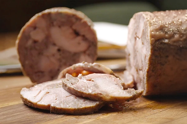 Fiambre de cerdo con muslo de pollo