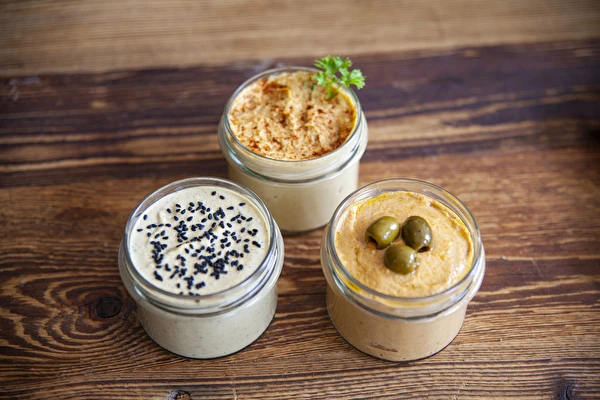 Hummus w różnych wersjach smakowych