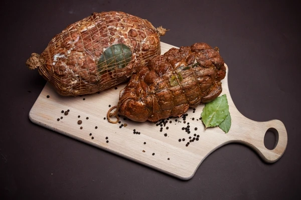 Jamón casero asado con hierbas