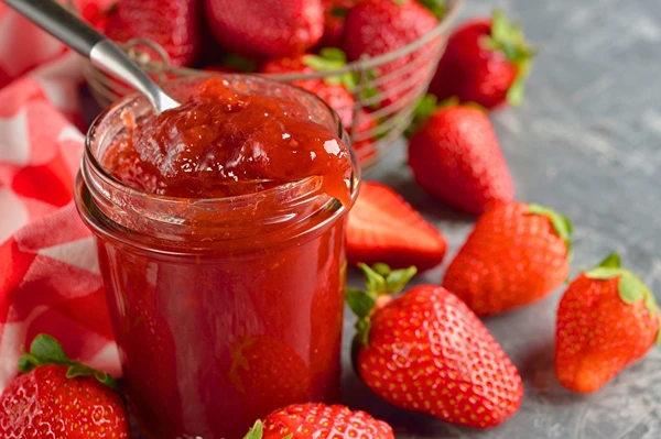 Mermelada casera de fresa con contenido reducido de azúcar