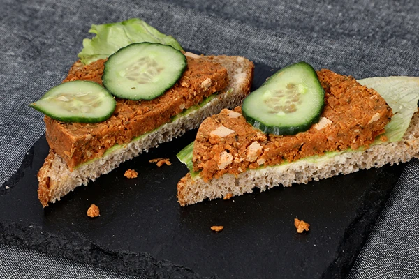 Mortadela vegana hecha en cocedor de jamón