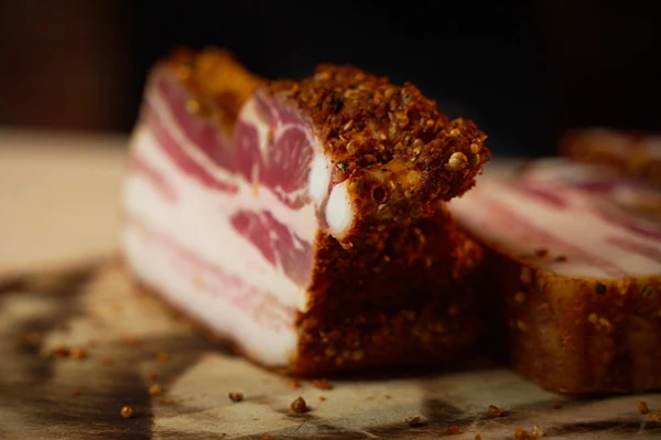 Panceta ahumada al estilo pastrami