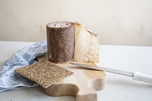 Panceta enrollada con relleno de carne picada en prensa para jamón