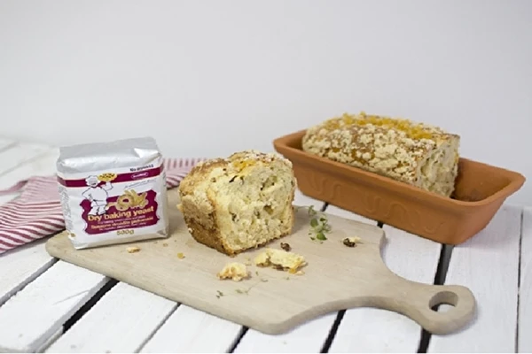 Pastel de levadura casero con grosellas y cobertura de migas