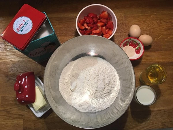 Pastel de levadura sin amasado con fresas