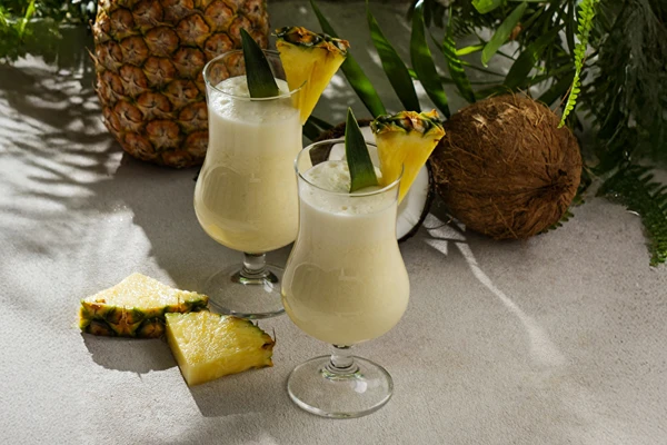 Piña Colada - cóctel tropical clásico
