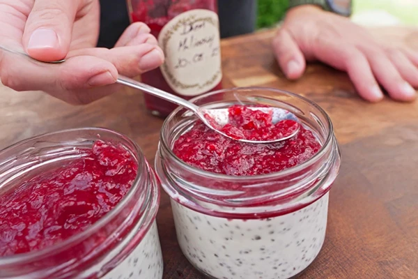 Pudín de chía de coco con mermelada de frambuesa