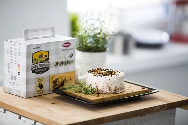 Queso al estilo koryciński con tomates