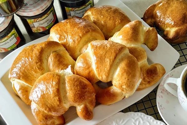 Rollitos de espelta con levadura y mermelada espesa