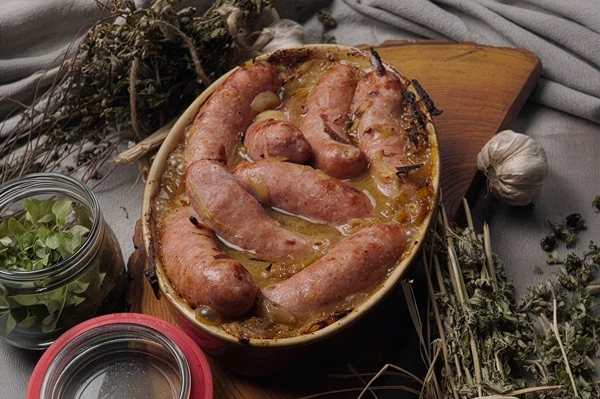 Salchicha blanca al horno con cerveza, mostaza y cebolla