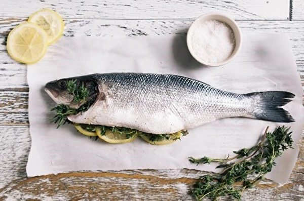 Trucha ahumada casera en salmuera de eneldo