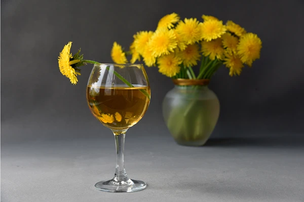 Vino casero de diente de león