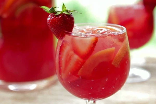 Vino de fresa con un toque de flores de saúco negro