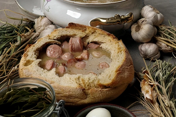 Żurek tradicional al estilo antiguo polaco